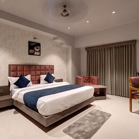 Hotel Sparsh Divine Ahmedabad Eksteriør billede