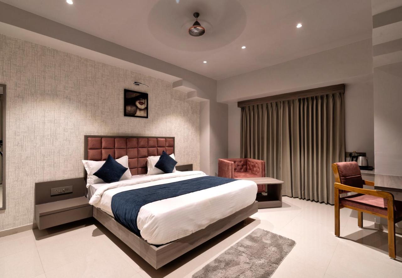 Hotel Sparsh Divine Ahmedabad Eksteriør billede