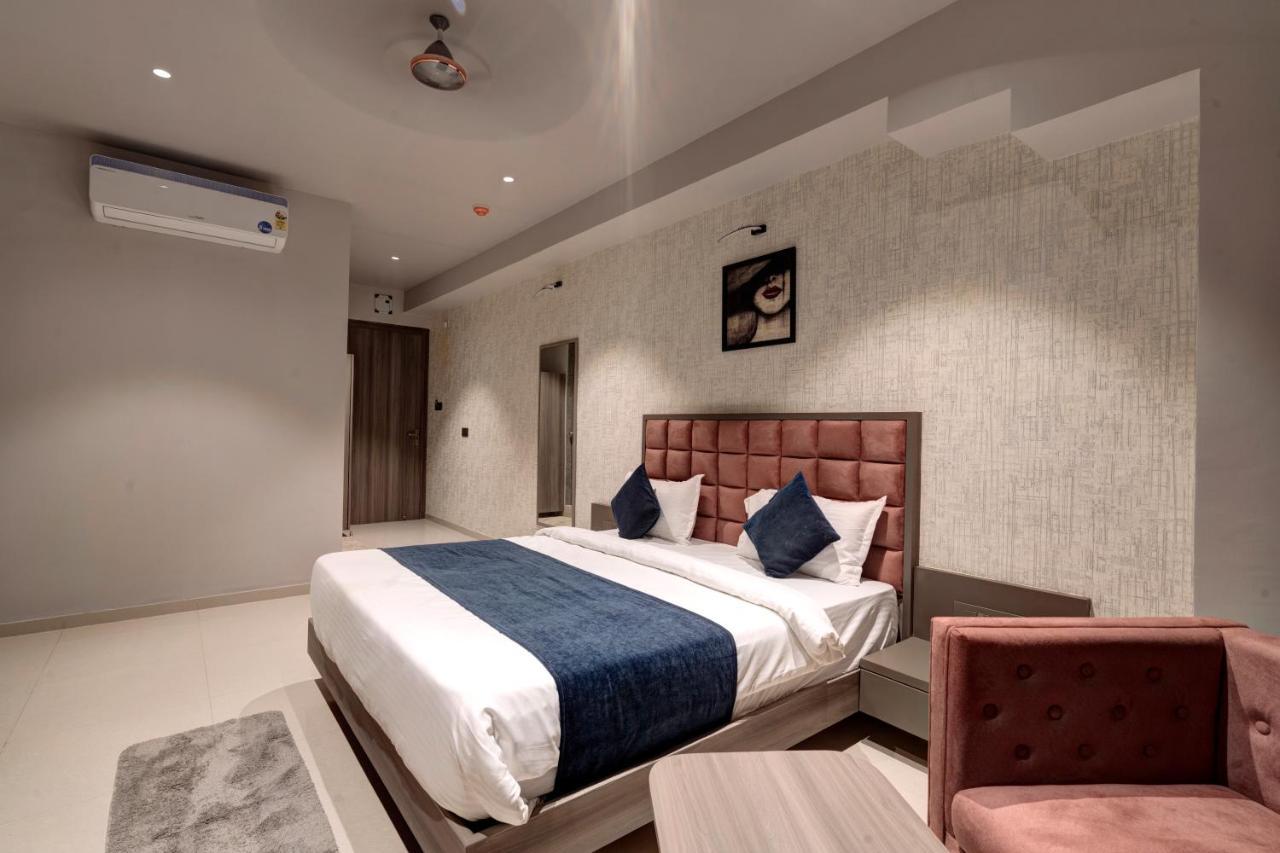 Hotel Sparsh Divine Ahmedabad Eksteriør billede