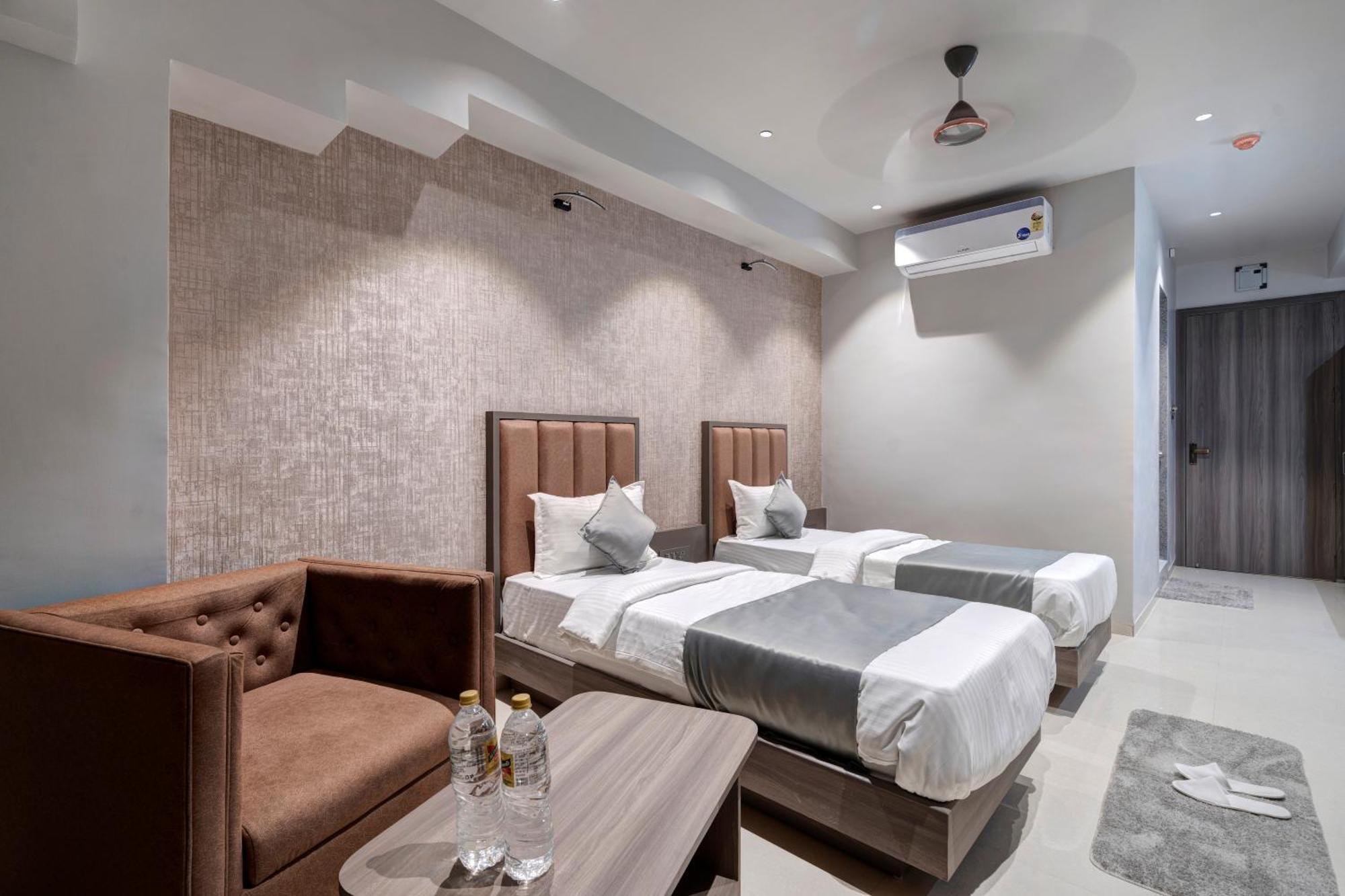 Hotel Sparsh Divine Ahmedabad Eksteriør billede