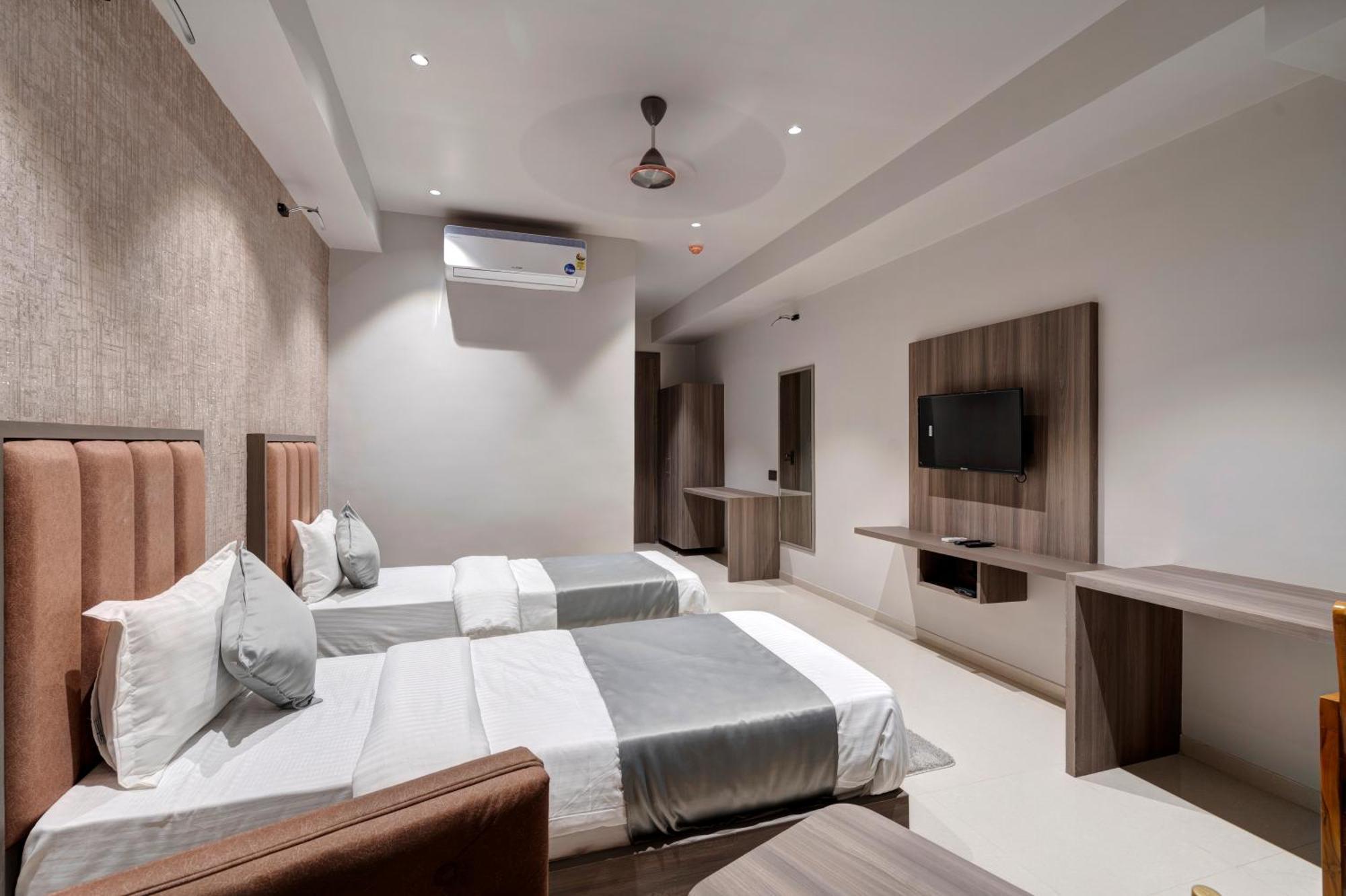 Hotel Sparsh Divine Ahmedabad Eksteriør billede