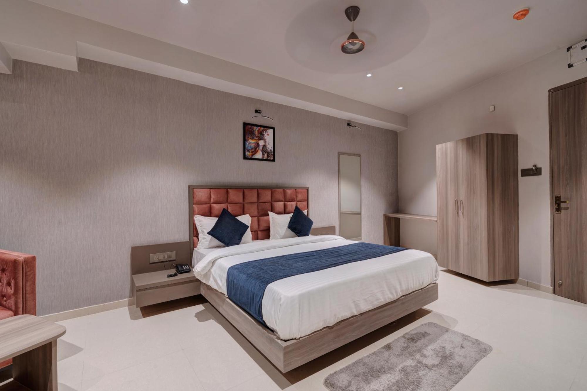 Hotel Sparsh Divine Ahmedabad Eksteriør billede