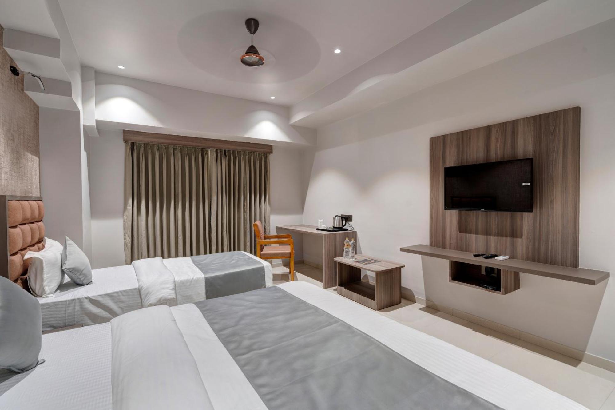 Hotel Sparsh Divine Ahmedabad Eksteriør billede