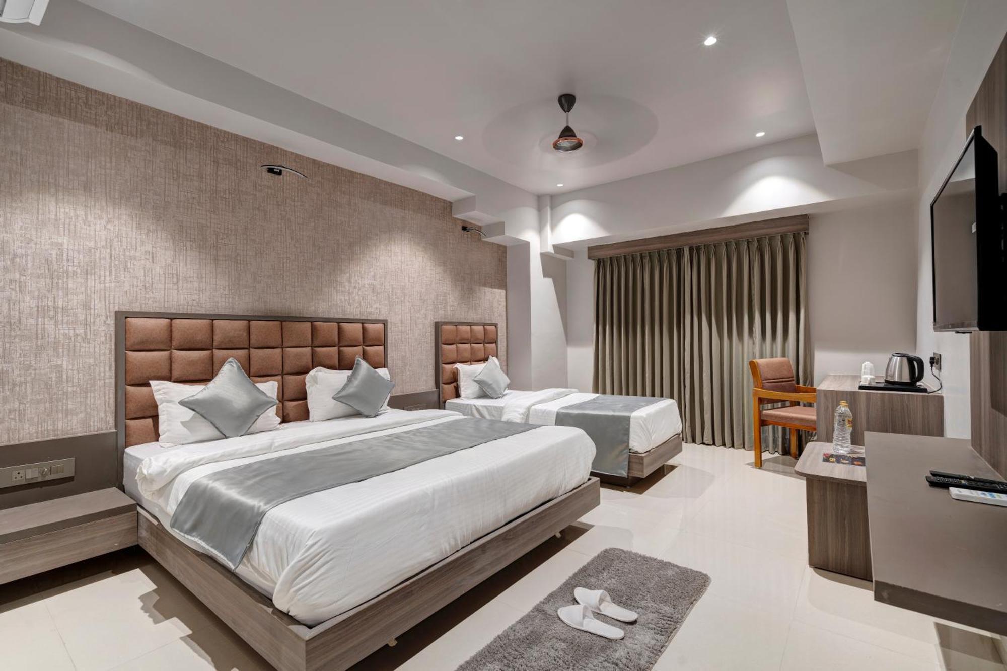 Hotel Sparsh Divine Ahmedabad Eksteriør billede