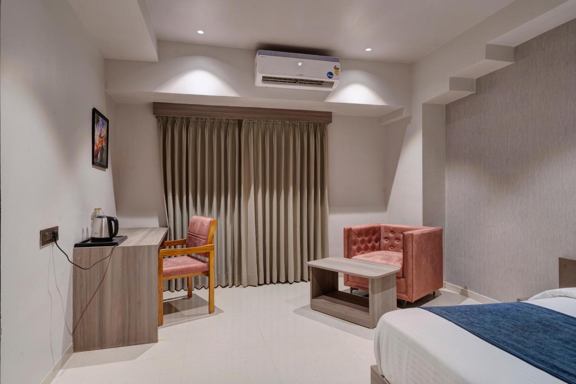 Hotel Sparsh Divine Ahmedabad Eksteriør billede