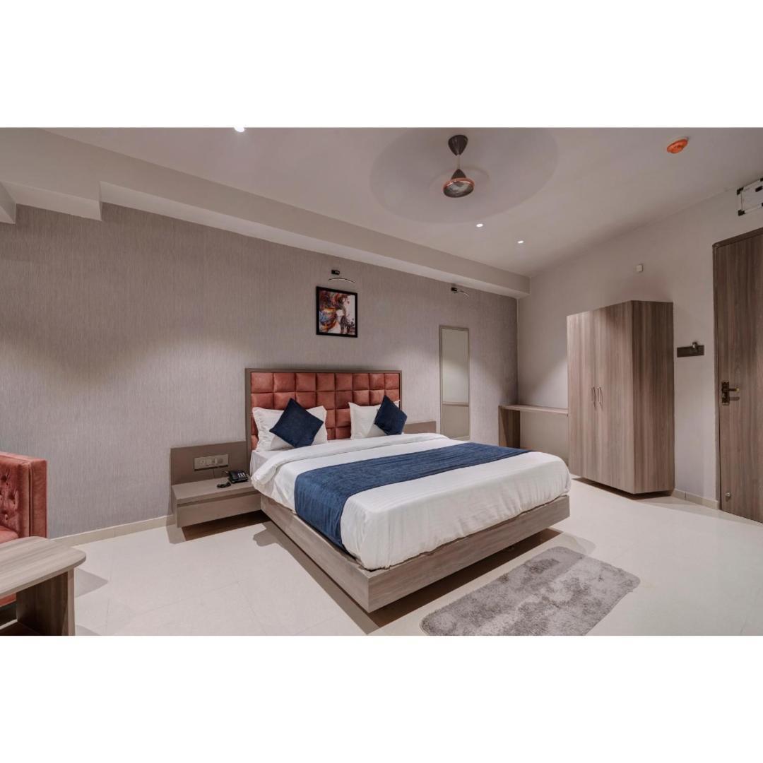 Hotel Sparsh Divine Ahmedabad Eksteriør billede